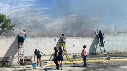 Combaten vecinos incendio en Apodaca con cubetas y mangueras