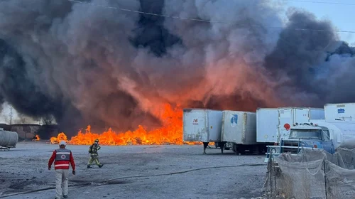 Controlan 50% incendio en recicladora de madera en Saltillo
