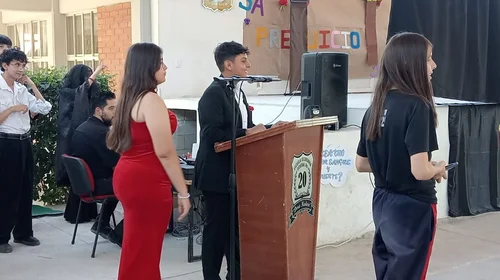 Presentan alumnos obra 'Una mirada al pasado' en secundaria