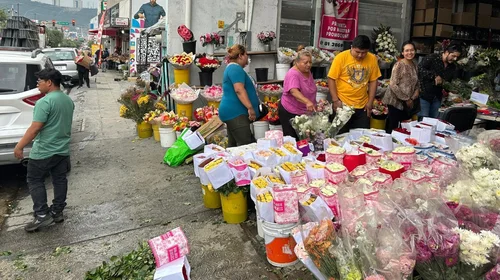 Abarrotan regios florerías un día antes del Día de las Madres