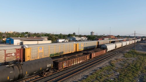 Hallan seis cuerpos dentro de vagón de tren en Texas