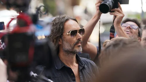 Russell Brand enfrenta cargos de violación y agresión sexual