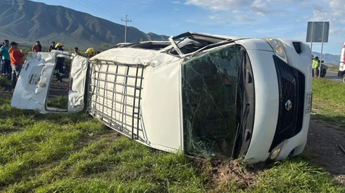 Se vuelca transporte personal y deja nueve lesionados