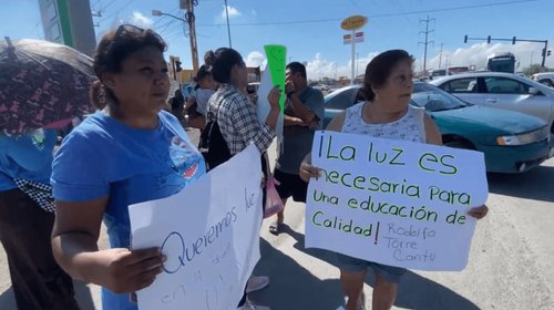 Bloquean carretera por falta de luz en escuela en Tamaulipas