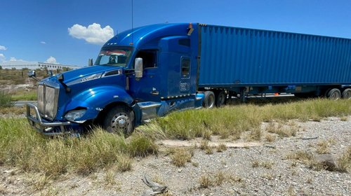Chocan tráiler y auto en el Libramiento Norponiente