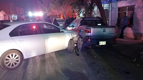 Choca contra dos autos y casi arrolla a familia en fin de año