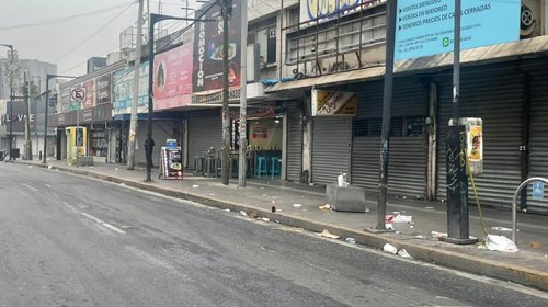 Amanece centro de Monterrey con basura tras compras navideñas