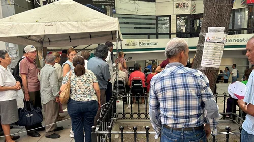 Cobran adultos mayores pensión del Bienestar pese al calor