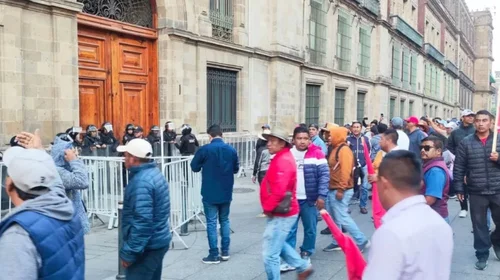 Bloquea CNTE Palacio Nacional previo a conferencia de Sheinbaum