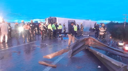 Volcadura de camión deja ocho muertos y 58 lesionados en Apodaca
