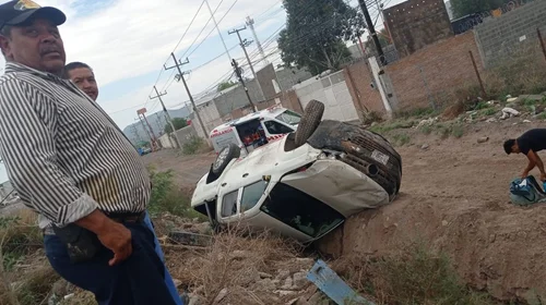 Vuelca conductora en carretera a Monclova; no presenta lesiones