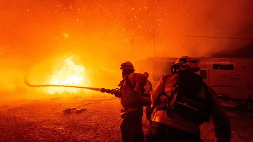 Ayuda riego aéreo a bomberos a combatir incendio al norte de LA