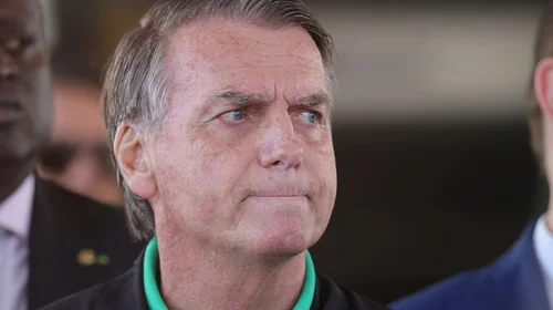 Ordenan al expresidente Bolsonaro usar una tobillera de rastreo