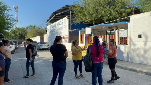 Padres exigen regreso de maestra a jardín en colonia Arcoíris
