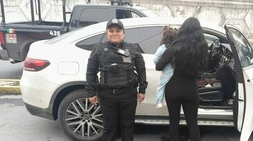 Rescatan a menor tras quedar encerrada en un vehículo