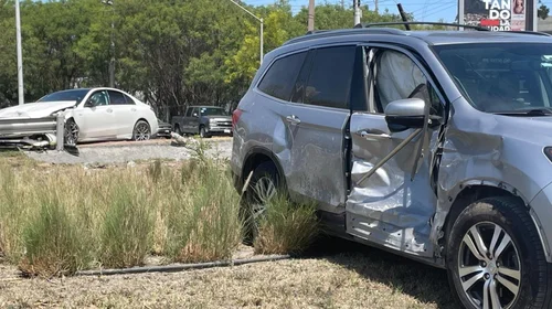 Choque deja un vehículo destrozado y un lesionado en Monterrey