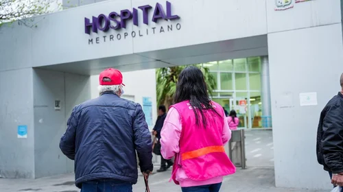 Atienden a vendedor de rosas en Hospital Metropolitano