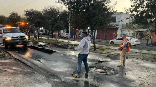 Colapsa tubería y provoca megafuga de agua en Guadalupe
