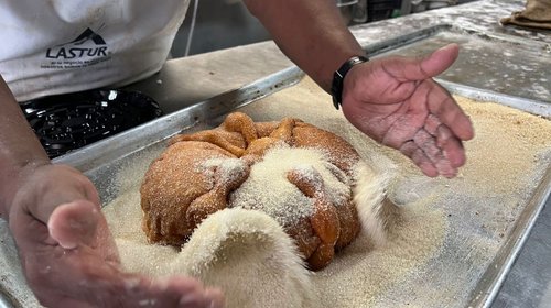 Elaboran pan de muerto como parte de su proceso de rehabilitación