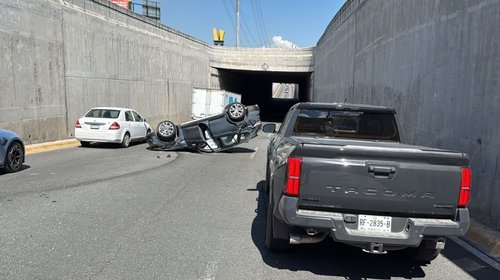 Vuelca vehículo en Paso Deprimido Lázaro Cárdenas; hay heridos