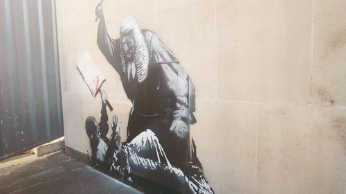 Borran mural de Banksy frente al Tribunal Superior de Londres