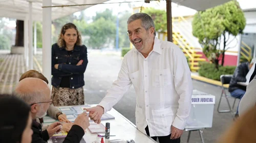 Vota secretario de Relaciones Exteriores en elecciones judiciales