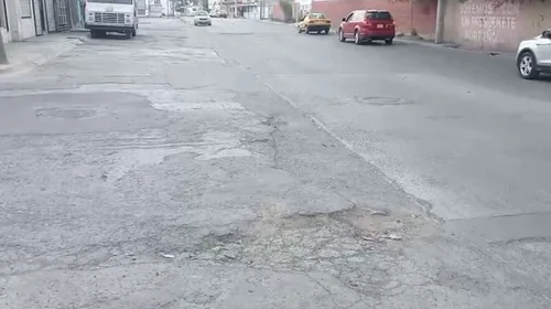 Baches en calle Fray Landín ponen en riesgo a conductores