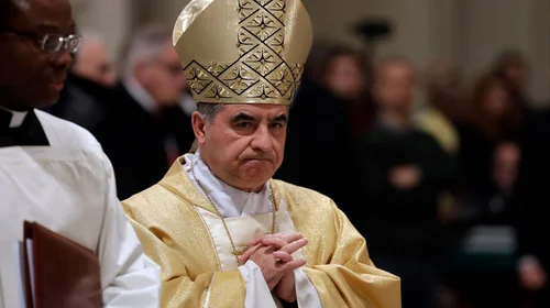 Cardenal Becciu decide no votar en el próximo cónclave