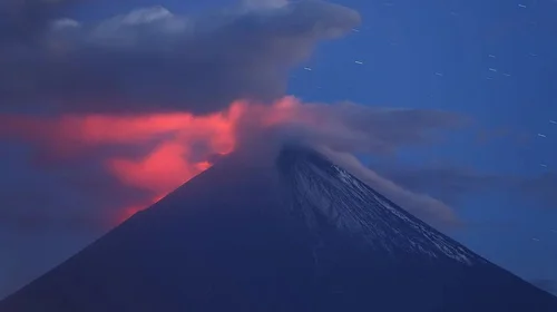 Entra en erupción el volcán Kliuchevskói tras sismos en Rusia