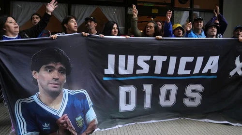 Responsabiliza hija de Maradona a médico por muerte de su padre