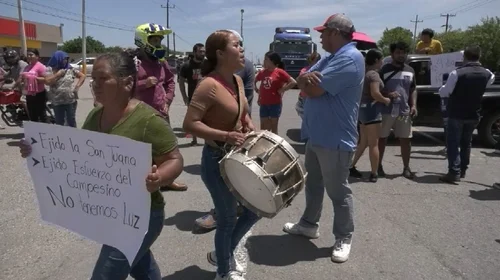 Bloquean familias carretera Victoria-Monterrey por falta de luz
