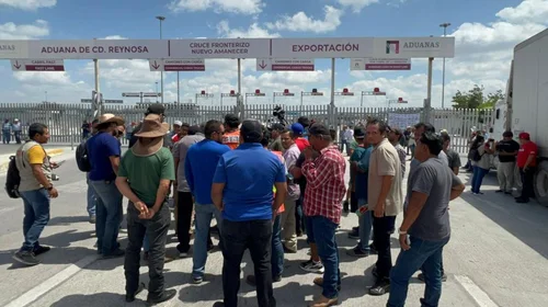 Escalan protestas durante bloqueo de campesinos en puente Reynosa