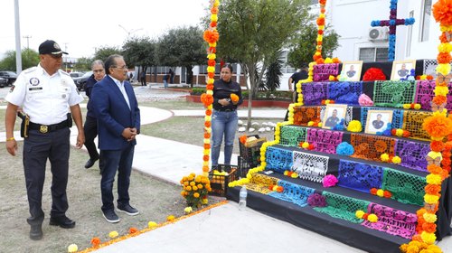 Con altar de muertos, honra Escobedo a sus oficiales caídos