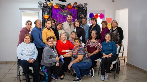 Abuelitos elaboran pan para apoyar a los afectados por 'Otis'