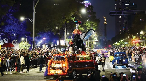 Desfilan cientos de catrinas en calles de la Ciudad de México