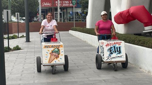 Venden helados bajo ardientes temperaturas en Monterrey