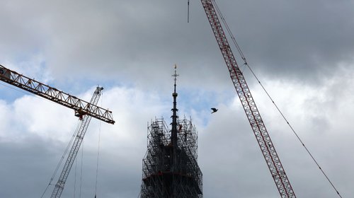 Develan aguja de la catedral de Notre Dame tras reconstrucción