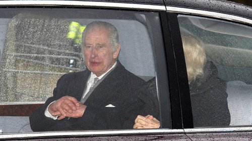 Regresan a Londres el rey Carlos y la reina Camila