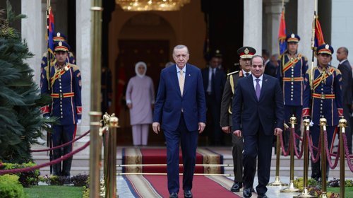 Presidente de Turquía visita Egipto; busca fin de guerra en Gaza