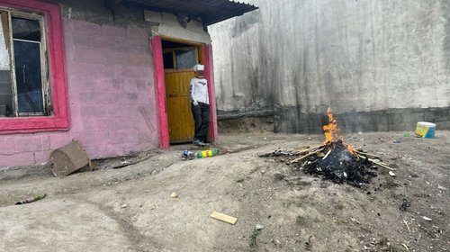 Detienen a hombre por quemar basura; lo multan por $3,700