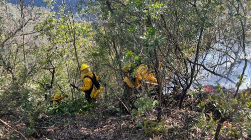 Reanudan trabajos de sofocación contra incendio en Santiago