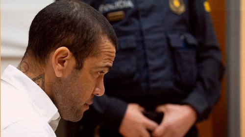 Condenan a cuatro años y medio de cárcel a Dani Alves
