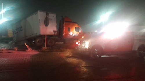 Tren embiste a tráiler y se parte en dos; conductor sale ileso