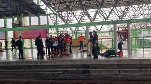 Graban rescate de hombre que se lanzó a vías del Metro