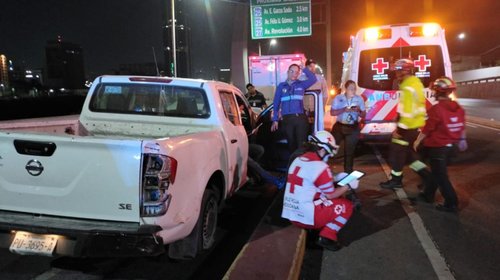 Chocan camionetas sobre avenida Morones Prieto
