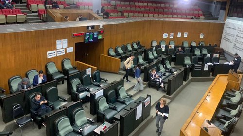 Diputados presumen llegar temprano; inician sesión 2 horas tarde