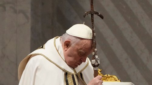 Papa Francisco lava pies a 12 reclusas durante Jueves Santo