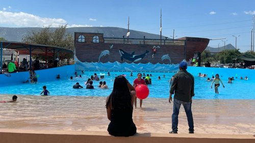 Regios abarrotan las albercas del Divertiparque en Escobedo