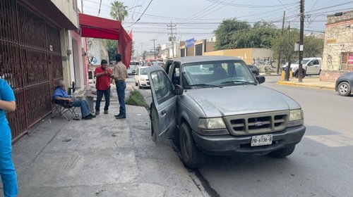 Auto se sube a la banqueta y arrolla a dos personas