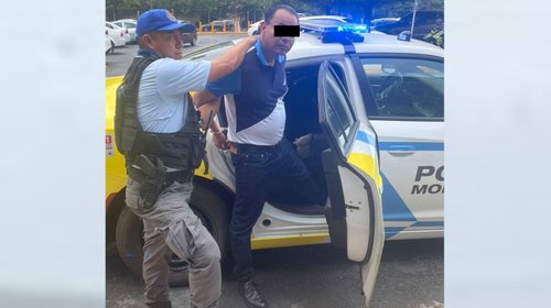 Intenta robar ropa de una tienda y lo detienen